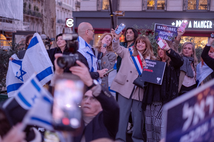 La député Caroline Yadan lors d’un rassemblement de soutien a Israël, en mars 2026 à Paris (photo Alexandre Bré/AFP).