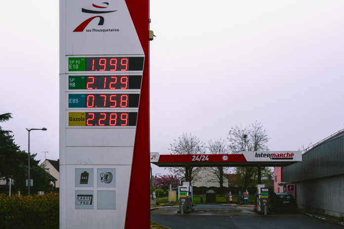 Prix des carburants, dans la station service Intermarché de Fleury-les-Aubrais, le 1er avril 2026 (photo Romain Gautier/AFP).