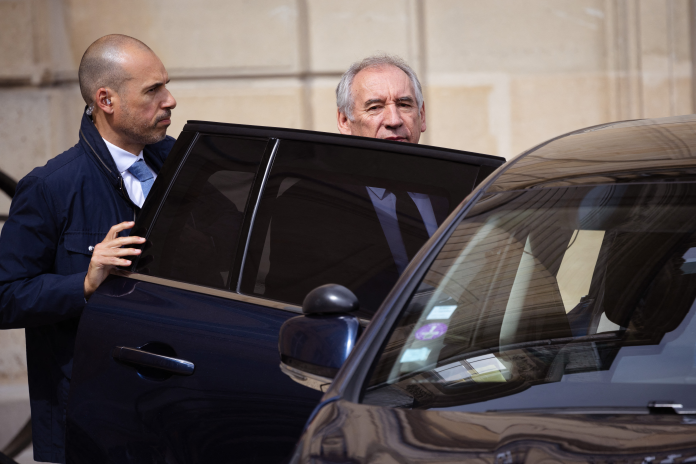 François Bayrou quittant l’Élysée en voiture, le 7 mai 2025 (photo Amaury Cornu/Hans Lucas/AFP).