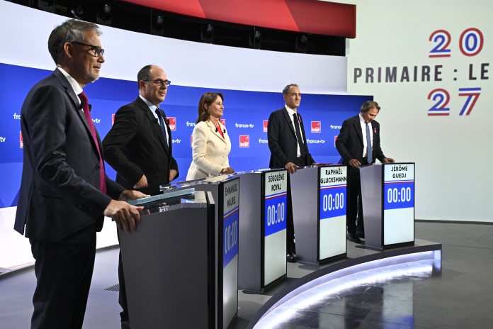 Les cinq candidats à la "primaire social-démocrate", lors d'un débat sur France 2, le 1er octobre 2026 (photo Julien de Rosa/AFP).