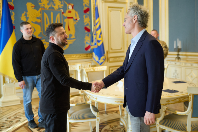 Le président ukrainien Volodymyr Zelensky en compagnie du PDG de Palantir, Alex Karp, le 12 mai à Kiev (Photo AFP PHOTO/UKRAINIAN PRESIDENTIAL PRESS SERVICE)