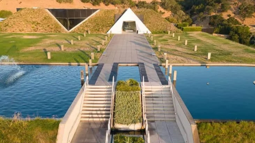 La spectaculaire architecture du chai du domaine Artesa, en Californie (photo D.R.).