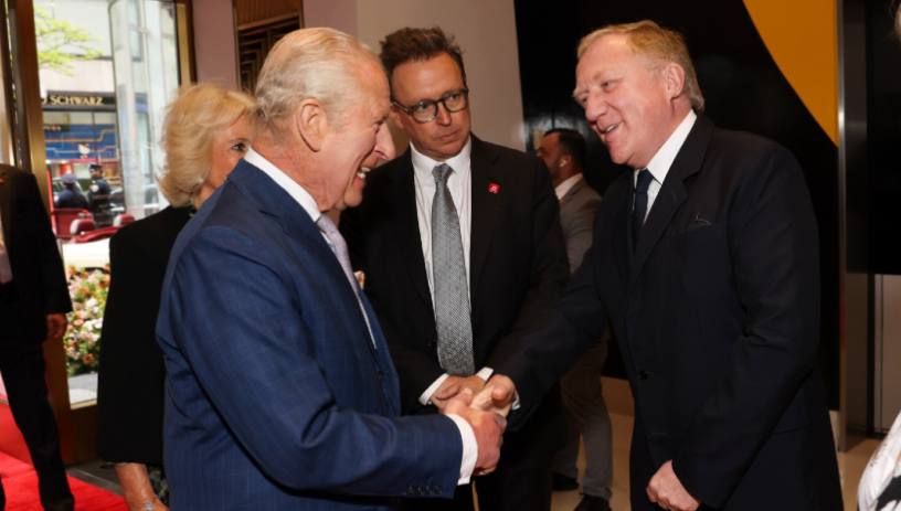 François-Henri Pinault, accueillant le roi Charles III et la Reine Camilla chez Christie's New York (photo D.R).