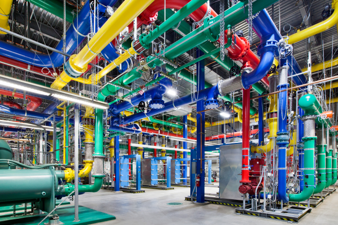 Système de refroidissement, très coloré, dans le centre de données de Google de The Dalles, dans l'Oregon (photo D.R).