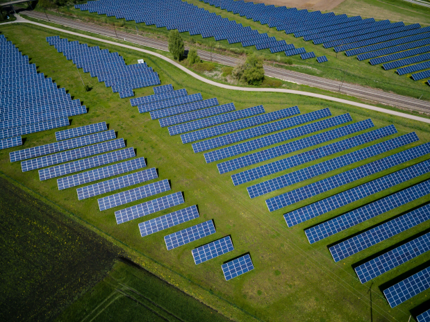 Champ de panneaux solaires (photo Andreas Gücklhorn/Unsplash).