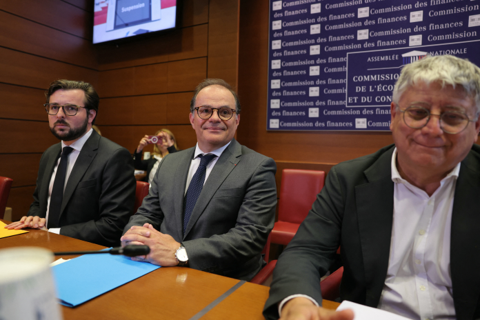 Emmanuel Moulin lors de son audition le 20 mai à l'Assemblée nationale, entre les députés Philippe Brun et Eric Coquerel (photo Thomas Samson / AFP).