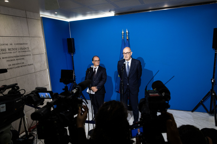 Conférence de presse de Roland Lescure, Ministre de l'Économie, des Finances et d'Emmanuel Moulin, Gouverneur de la Banque de France, devant l'auditorium Pierre Mendès France, à Bercy, le 15 septembre 2026, après la réunion du Haut Conseil de stabilité financière (photo Telmo Pinto/AFP).