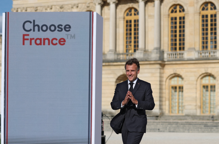 Emmanuel Macron à Versailles, lors du dernier sommet "Choose France" en juin 2026 (photo Gonzalo Fuentes/AFP).