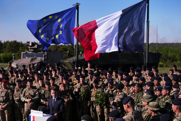Emmanuel Macron, dans le camps militaire de Suippes, dans la Marne, à l'occasion de l'exercice européen de défense Orion, le 30 avril 2026 (photo Aurélien Morissard/AFP).