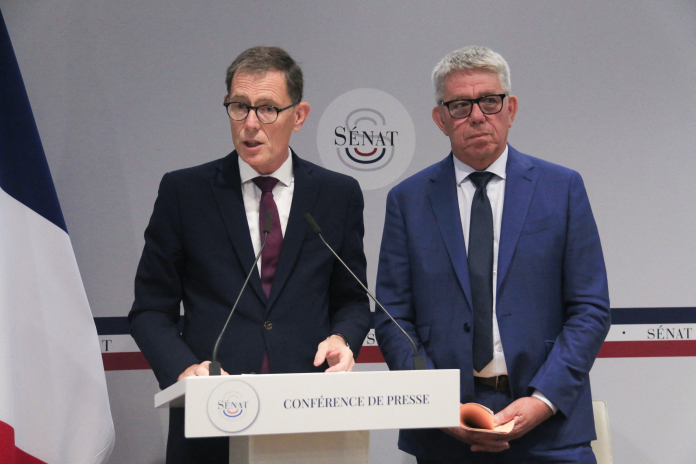 Les sénateurs Laurent Lafon et Michel Savin, pendant leur conférence de presse sur la financiarisation du football , en septembre 2024 au Sénat 
(photo Quentin de Groeve/AFP).