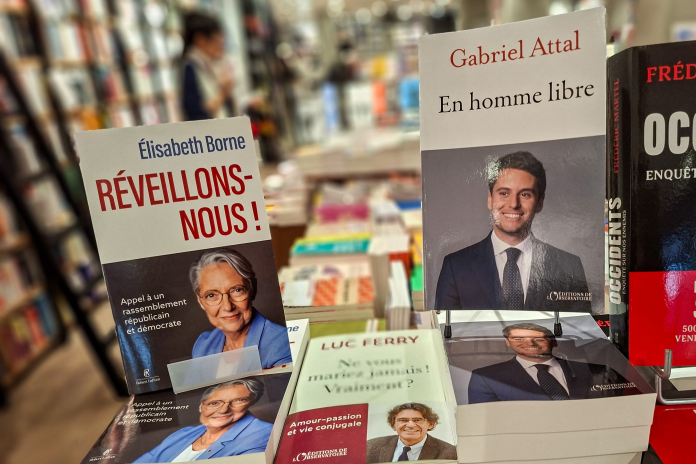 Les livres d'Elisabeth Borne et de Gabriel Attal, dans une librairie parisienne, en mai 2026 (photo Riccardo Milani/Hans Lucas/AFP).