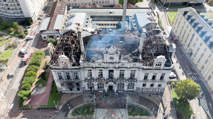 L'hôtel de ville de Limoges, en grande partie détruit par les flammes le 17 octobre dernier (photo SDIS 87/AFP).