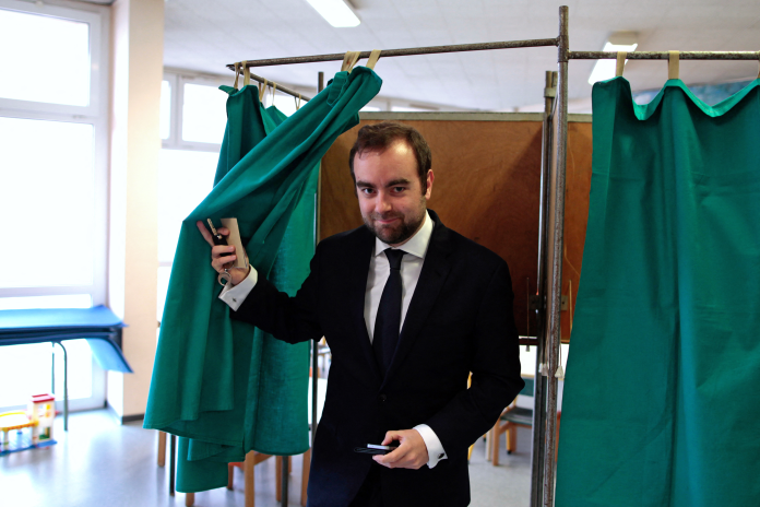 Sébastien Lecornu, votant, en 2015, pour les élections départementales, dans sa ville de Vernon, dans l'Eure (photo Charly Triballeau/AFP).