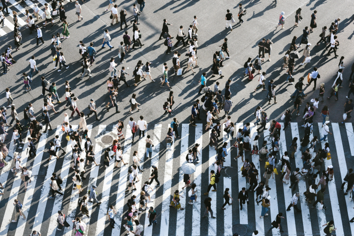 Foule traversant la rue, au carrefour Shibuya, au Japon (photo Ryoji Iwata / Unsplash).