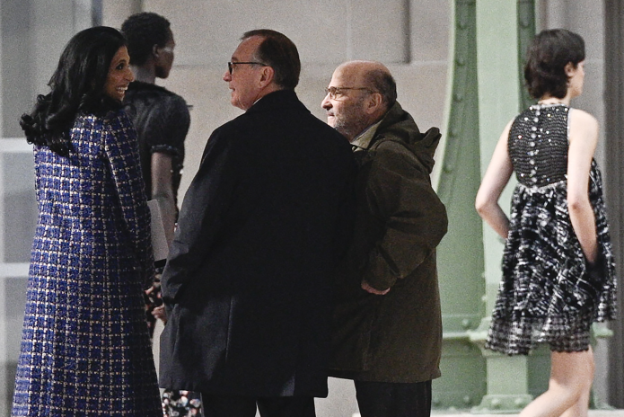 Leena Nair, PDG de Chanel, avec Bruno Pavlovsky, le président des activités mode de Chanel et, à droite, Gerard Wertheimer, propriétaire de Chanel, lors de la semaine de la mode à Paris, en janvier 2025 (photo Julien de Rosa/AFP).