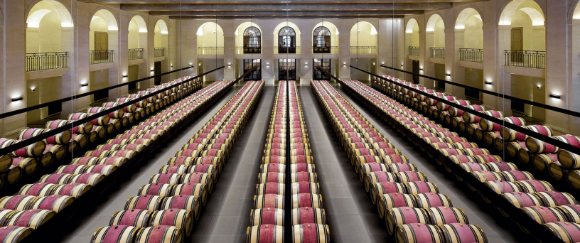 Le chai, spectaculaire de Château Montrose, rénové par Bouygues Rénovation Privée, sous la supervision de Martin Bouygues, et de Mélissa Bouygues, Présidente de Château Montrose