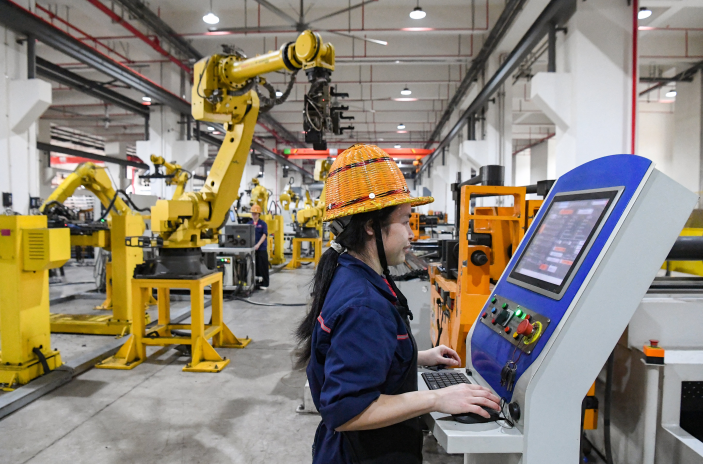 Le PIB n'est plus un indicateur pertinent pour décrire l'avancée économique d'un pays, notamment pour la Chine - ici une usine robotisée à Hangzhou, le 17 juin 2026 (Photo Shi Kuanbing/Xinhua/AFP).