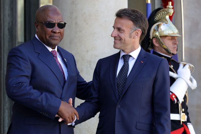 John Dramani Mahama, le président du Ghana, accueilli à l'Élysée par Emmanuel Macron, en avril 2026 (photo Ludovic Marin/AFP).