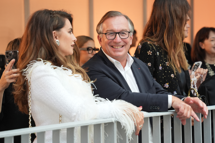 Bruno Pavlovsky et la comédienne Penelope Cruz, lors d'un défilé Chanel, en novembre 2024 à Hong Kong (photo Anthony Kwan/Getty Images/CHANEL).