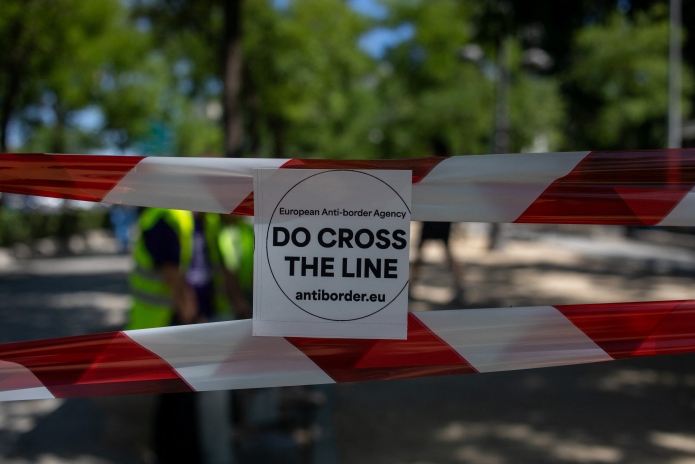 Manifestation contre le Pacte européen sur la migration et l'asile, le 12 juin 2026, devant le bureau du Parlement européen à Madrid, en Espagne (photo David Canales/NurPhoto/AFP).