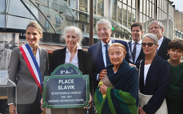 Maurice Lévy, Catherine Lécuyer et les proches de Wiatscheslav Vassiliev, dit Slavik (photo Mairie du 8e).