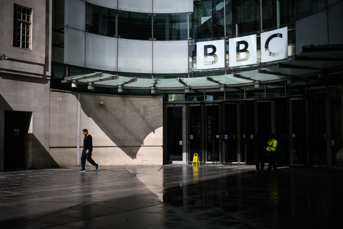 L'entrée du siège de la BBC à Londres, le 16 avril 2026 (photo Leon Neal/Getty Images/AFP).