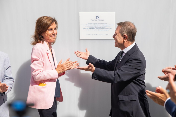 Inauguration de la nouvelle ligne de production de Pernod Ricard en Espagne, par Kareen Rispal, ambassadrice de France en Espagne et Emiliano García-Page, président de la Junte des communautés de Castille-La Manche (photo D.R.).