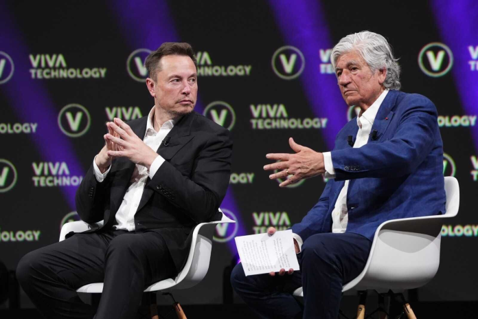 Maurice Lévy interviewant Elon Musk lors de l'édition 2023 de VivaTech, à Paris (photo D.R).