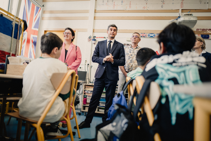 Gabriel Attal, candidat à la présidentielle, en visite le 1er septembre 2026, jour de la rentrée, dans une école d'Issy-les-Moulineaux (photo Bastien Ohier/Hans Lucas/AFP).