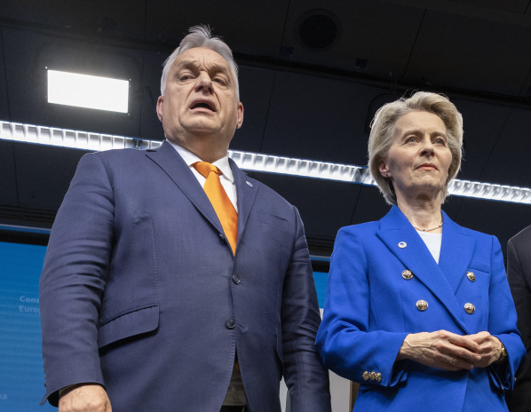 Le Premier Ministre de Hongrie Viktor Orban et la Présidente de la Commission Européenne Ursula von der Leyen à Bruxelles, le 19 décembre 2024 (Photo Diego Ravier/Hans Lucas via AFP).