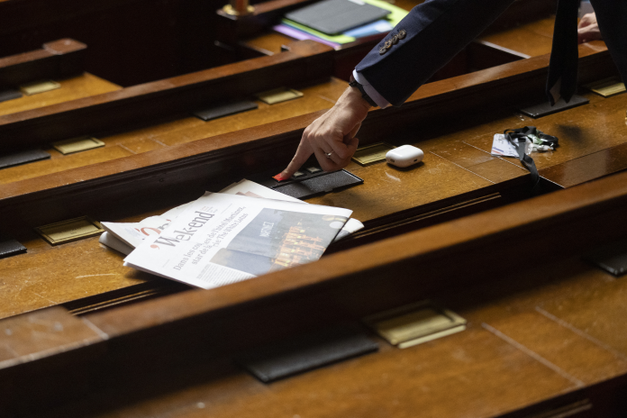 Un député vote pour un amendement, lors du débat sur le projet de loi d'urgence sur la protection et la souveraineté agricole, le 22 mai 2026, à l'Assemblée nationale (photo Quentin de Groeve/Hans Lucas/AFP).
