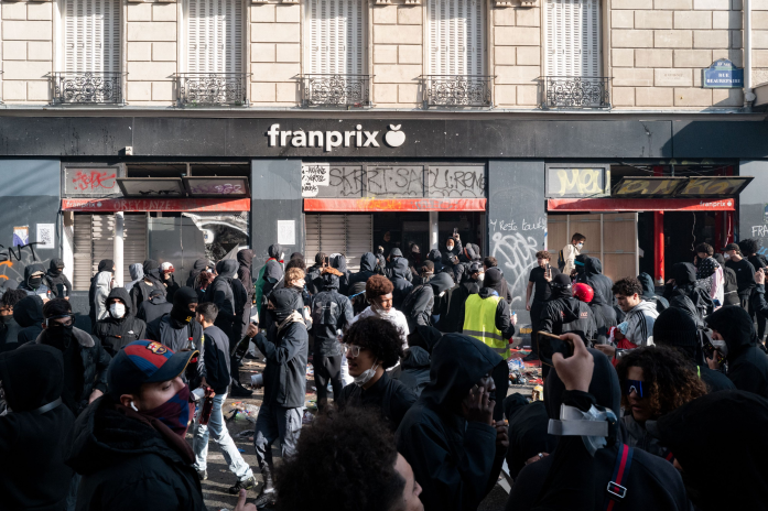 Scènes de pillage devant un Franprix en marge de la manifestation du 17 octobre (photo D.R.).