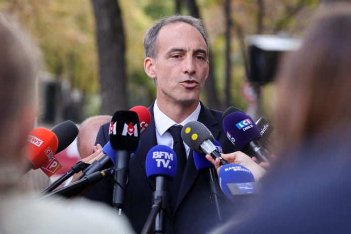 Raphael Glucksmann, candidat à la primaire sociale-démocrate, s'adressant à la presse, le 18 septembre 2026 (photo Kenzo Tribouillard/AFP).
