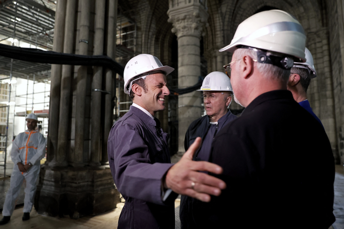 Emmanuel Macron visitant le chantier de reconstruction de Notre-Dame, avec le général Jean-Louis Georgelin, en avril 2022 (photo Ian Langsdon/AFP).