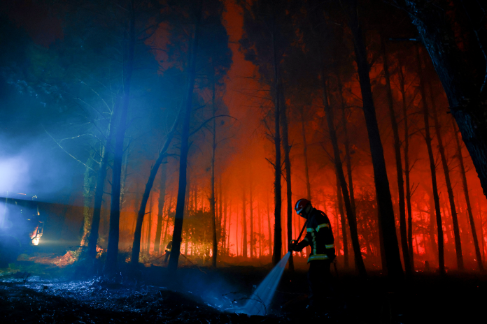 Pompier intervenant sur un feu de forêt à Luglon, dans les Landes, le 14 août 2026 (photo Romain Perrocheau/AFP).
