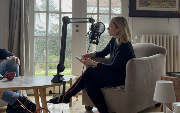 Vanessa Williot-Bertrand enregistrant son podcast, "A contre jour" (photo D.R.).