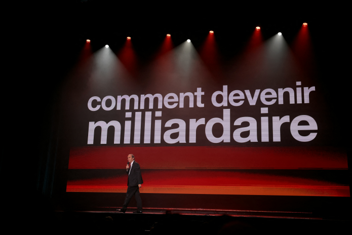 Xavier Niel sur la scène de l'Olympia pour son seul en scène "Comment devenir milliardaire", en septembre 2024 (photo Thomas Samson/AFP).