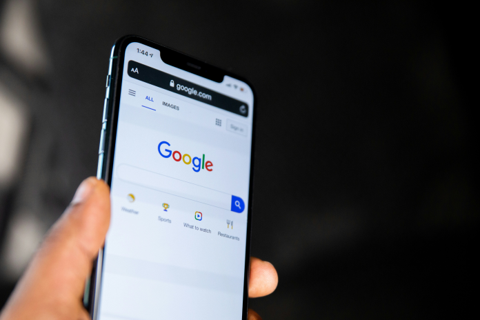 Le moteur de recherche de Google, sur mobile (photo Solen Feyissa/Unsplash).