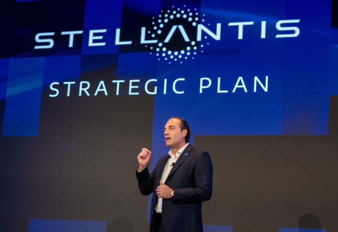 Antonio Filosa, présentant son plan FaSTLAne 2030, en mai 2026 (photo D.R.).