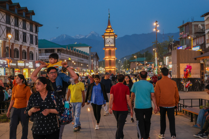Des touristes indiens se promènent près de la tour de l'horloge à Srinagar, le 22 avril 2026, pour le premier anniversaire de l'incident de Pahalgam. L'Inde et le Pakistan, voisins dotés de l'arme nucléaire, contrôlent chacun une partie du Cachemire mais en revendiquent chacun la totalité (photo Firdous Nazir/NurPhoto/AFP).