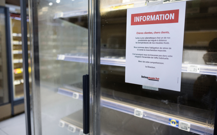 Réfrigérateurs d'un Intermarché hors-service suite à une cyberattaque dans la nuit du 11 au 12 octobre 2026 (photo Fred Tanneau/AFP).