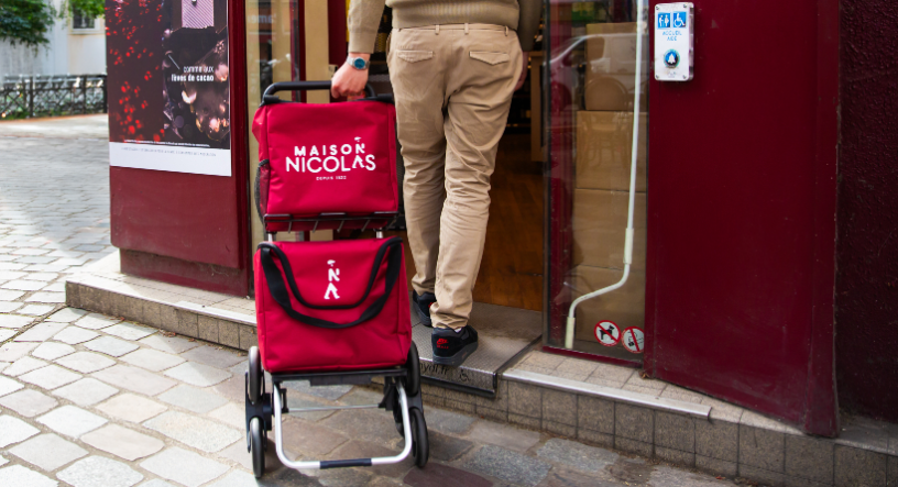 Le chariot de courses, avec deux sacs séparés dont un isotherme, imaginé pour Maison Nicolas et fabriqué en France (photo D.R.).