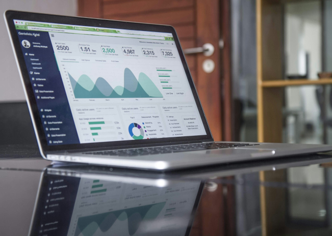 Visualisation d'un reporting de suivi financier (photo Carlos Muza/Unsplash).