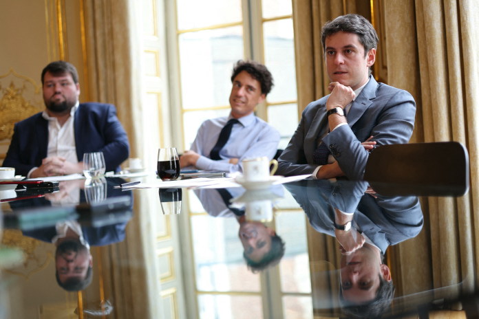 Gabriel Attal, à l'époque où il était Premier ministre, à Matignon, en mars 2024, avec Maxime Cordier et Louis Jublin (photo Thomas Samson/AFP).