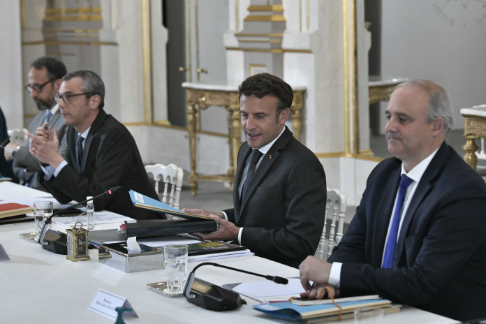 Pierre-André Imbert (à droite), alors secrétaire général adjoint de l’Élysée, participant à une réunion en mai 2022 avec le Président Emmanuel Macron et Alexis Kohler (photo Stéphane de Sakutin/AFP).