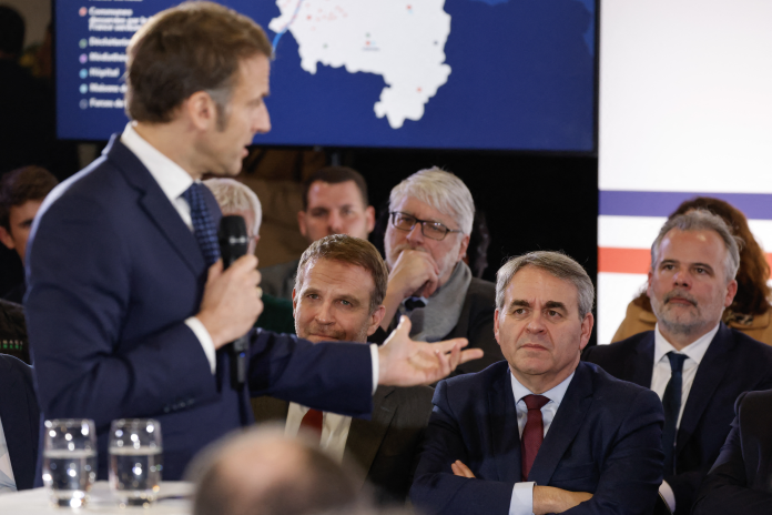 Emmanuel Macron, devant Xavier Bertrand, président de la région Hauts-de-France, en janvier 2025 (photo Ludovic Marin/AFP).