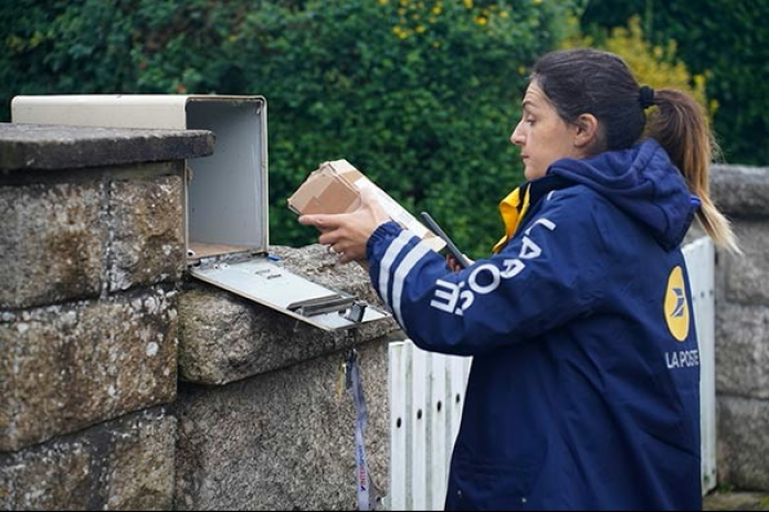 La distribution quotidienne du courrier assure un maillage inégalable du territoire (photo D.R.).