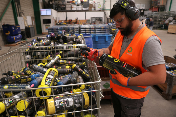 Recyclage de bouteilles et bonbonnes de protoxyde d'azote, à Saint-Pathus, en région parisienne (photo Thomas Samson/AFP).
