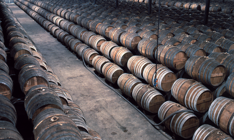 L'un des spectaculaires chais du groupe Rémy Cointreau (photo D.R.).