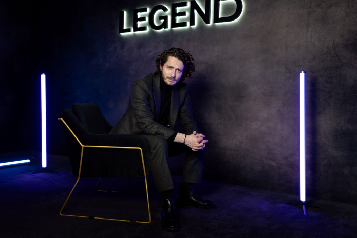 L'animateur Guillaume Pley, dans le décor de son podcast Legend, en février 2026 (photo Joel Saget/AFP).